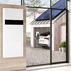 Ein Holzhaus mit einer Photovoltaikanlage und einem E-Auto und einer Wallbox von Vissmann